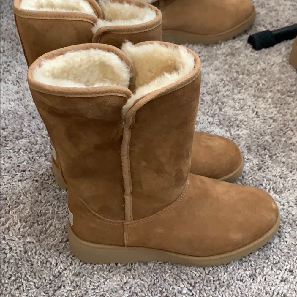 UGG Women's Amie 1013428 size 6